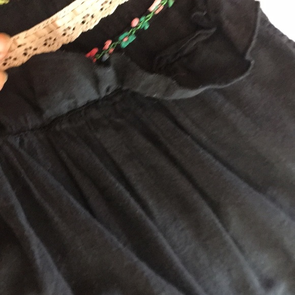 Adorable boho blouse w/ embroidered ribbon detail - Picture 9 of 9